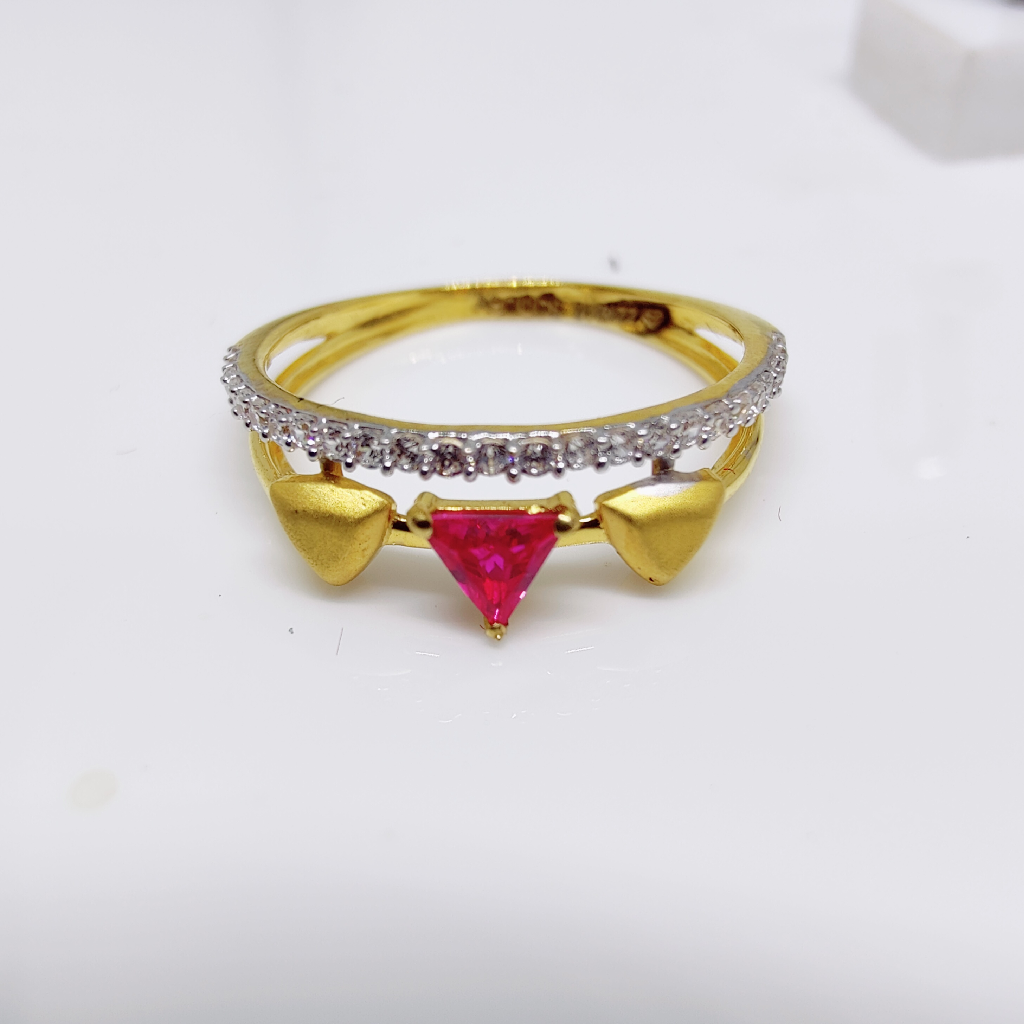 916 Yellow gold three triangle red color stone ladies ring