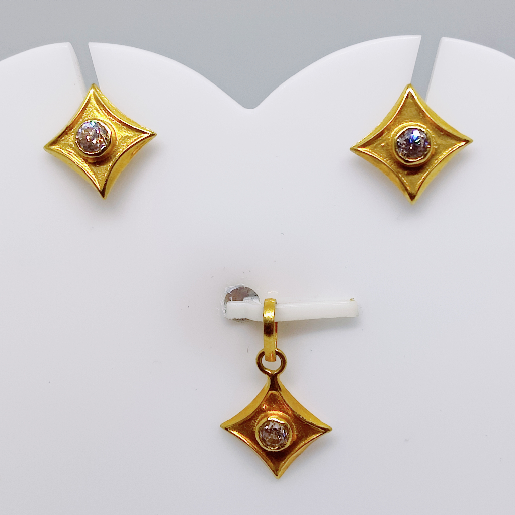 18k gold single diamond Shape Attractive pendant set