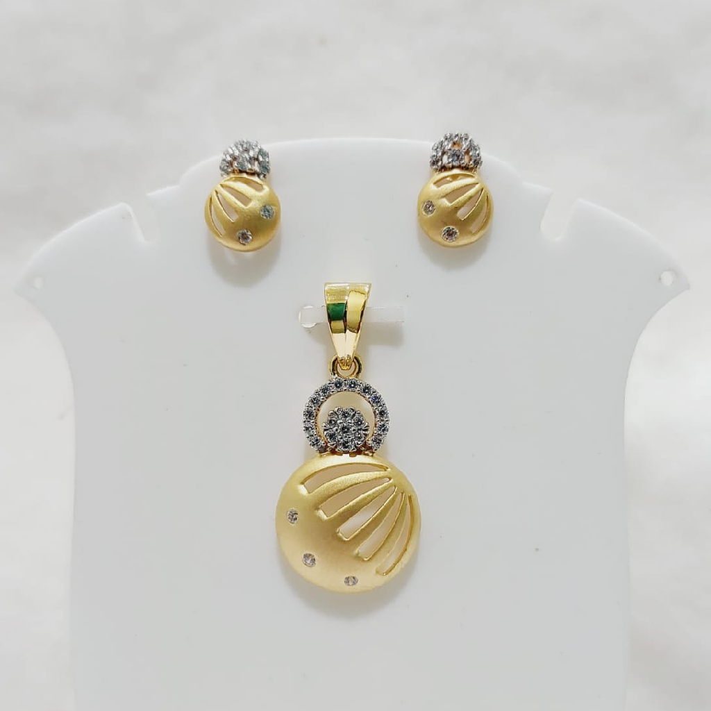 916 gold round shape diamond pendant set