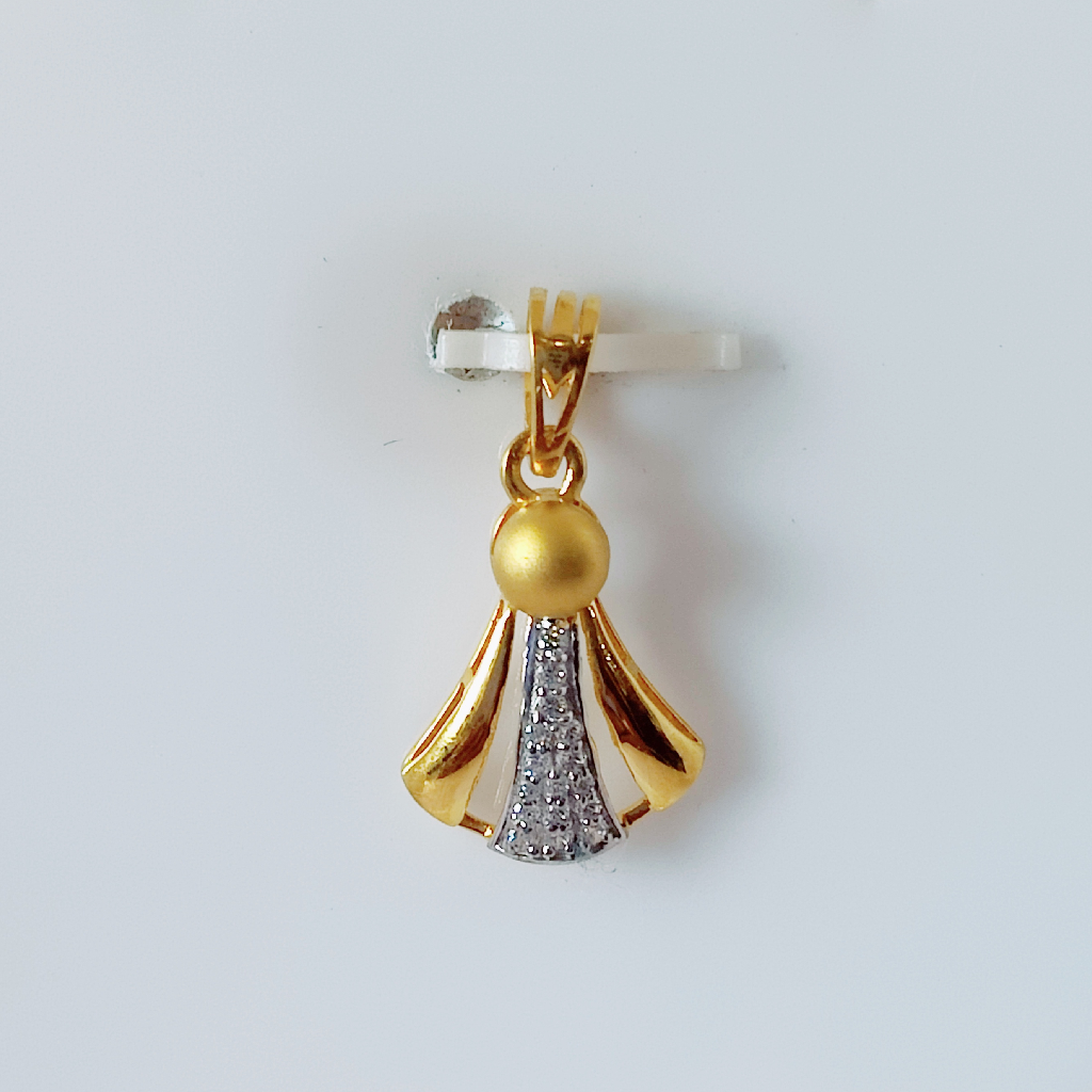 916 gold triangle shape met finish pendant