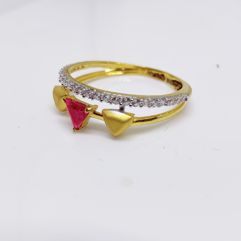 916 Yellow gold three triangle red color stone ladies ring