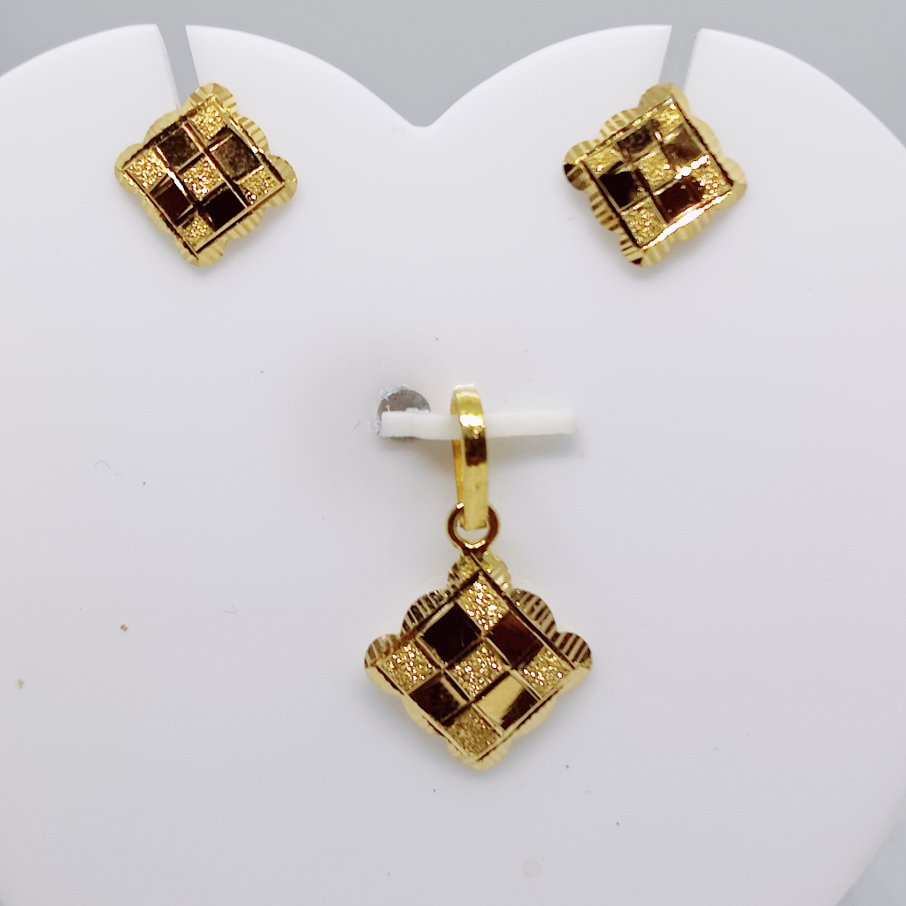 22k gold plain checks pattern pendant set