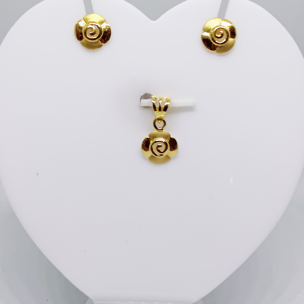 18k Yellow Gold plain rose pattern pendant set