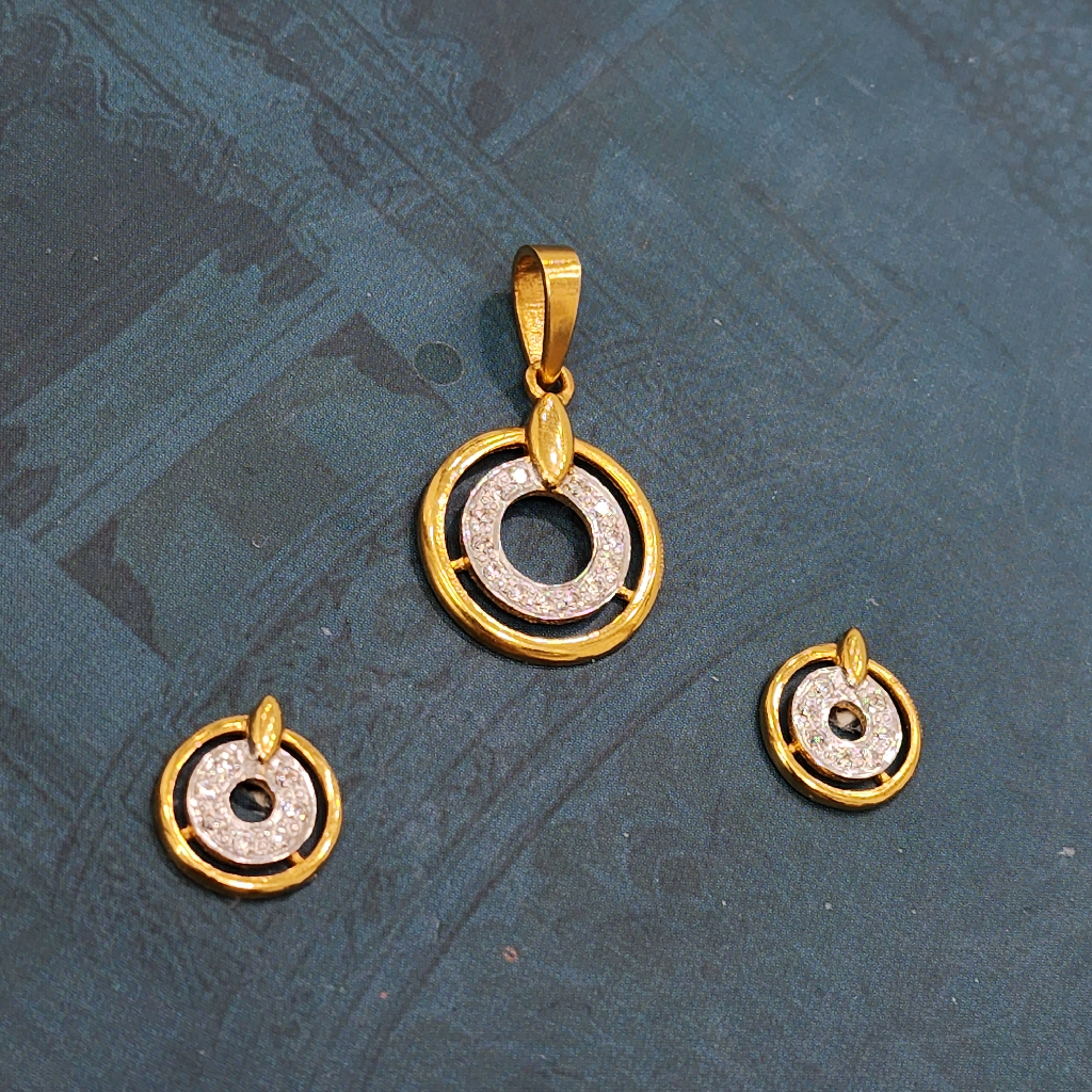 22K Gold Exclusive Round Shape Pendant Set