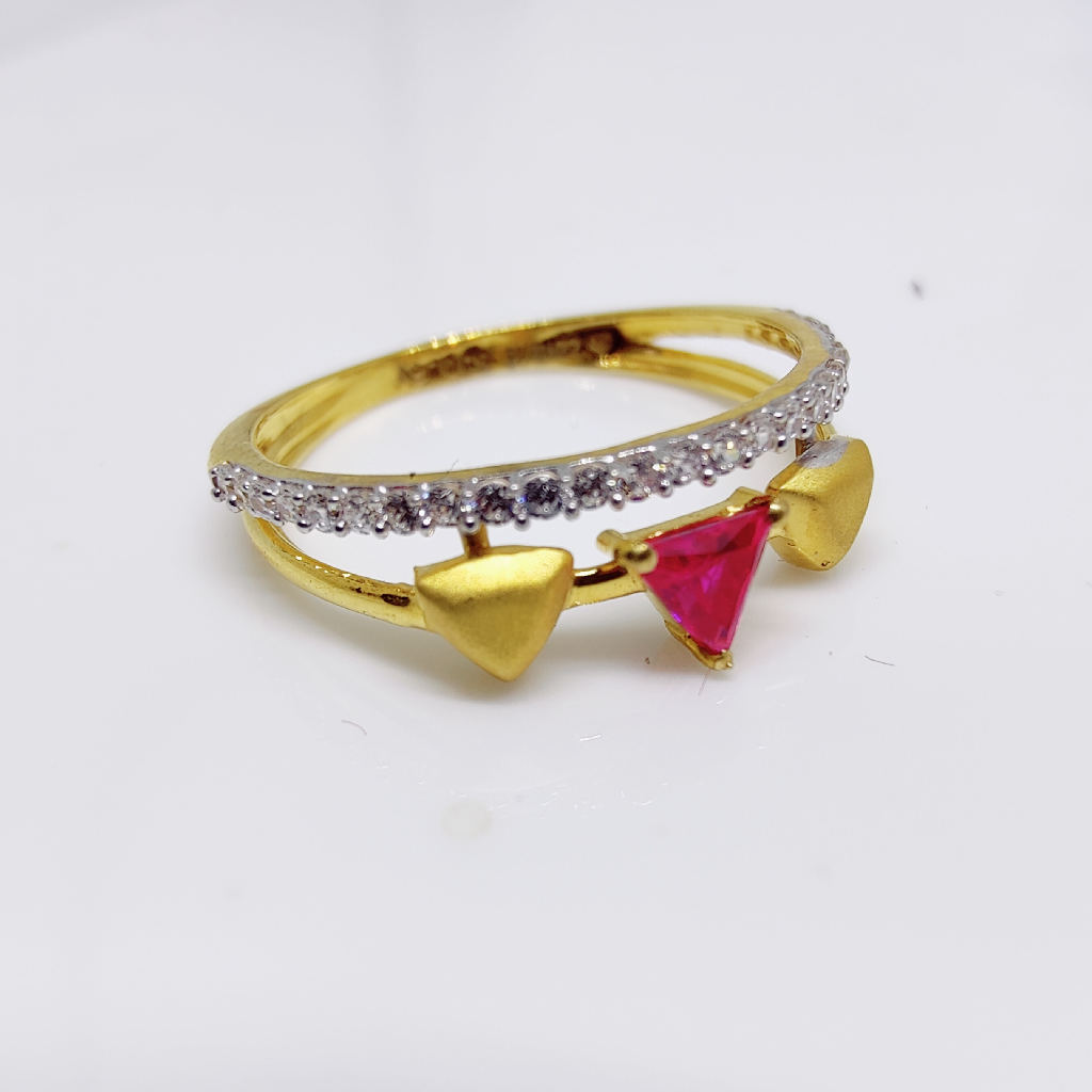 916 Yellow gold three triangle red color stone ladies ring